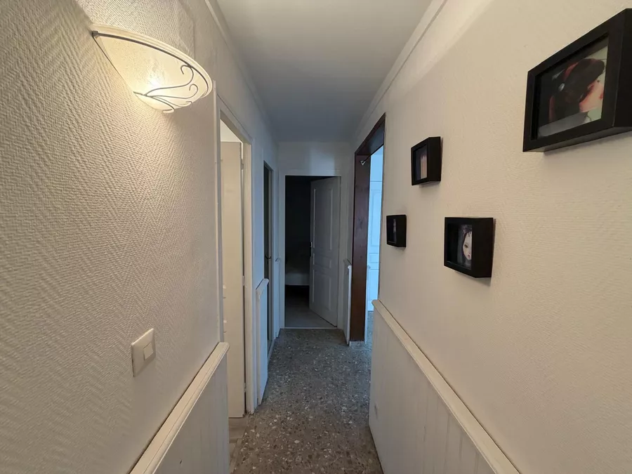 Preciós apartament en planta baixa a la zona residencial de Requesens, amb jardí de 100 m² i a prop de la platja.