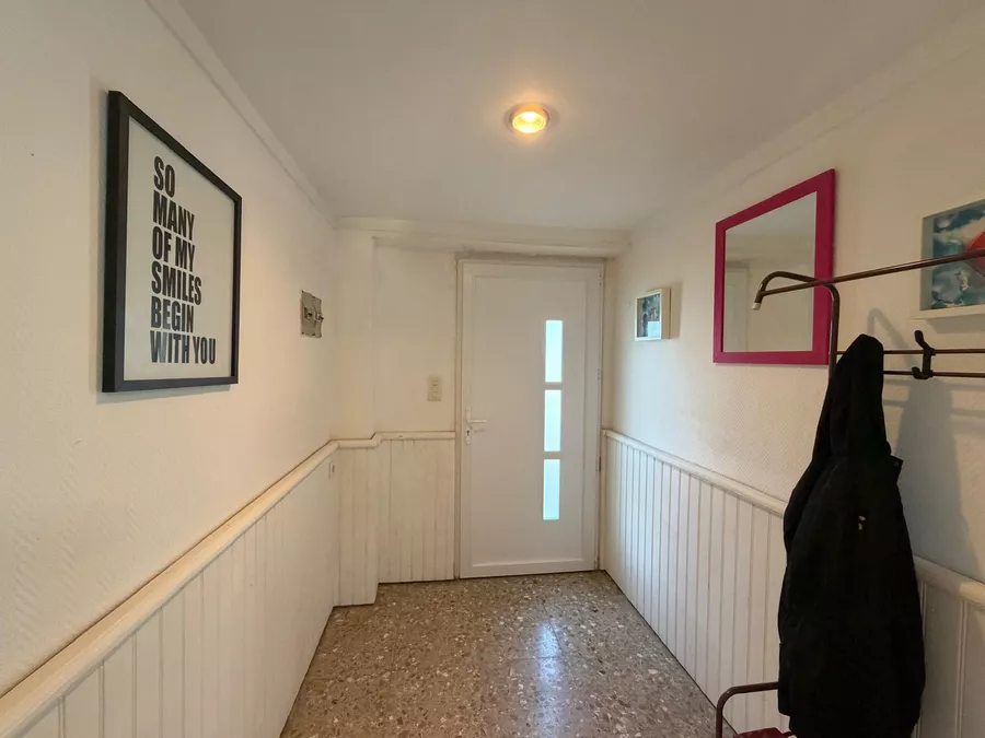 Preciós apartament en planta baixa a la zona residencial de Requesens, amb jardí de 100 m² i a prop de la platja.
