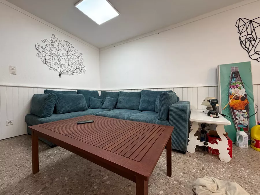 Preciós apartament en planta baixa a la zona residencial de Requesens, amb jardí de 100 m² i a prop de la platja.