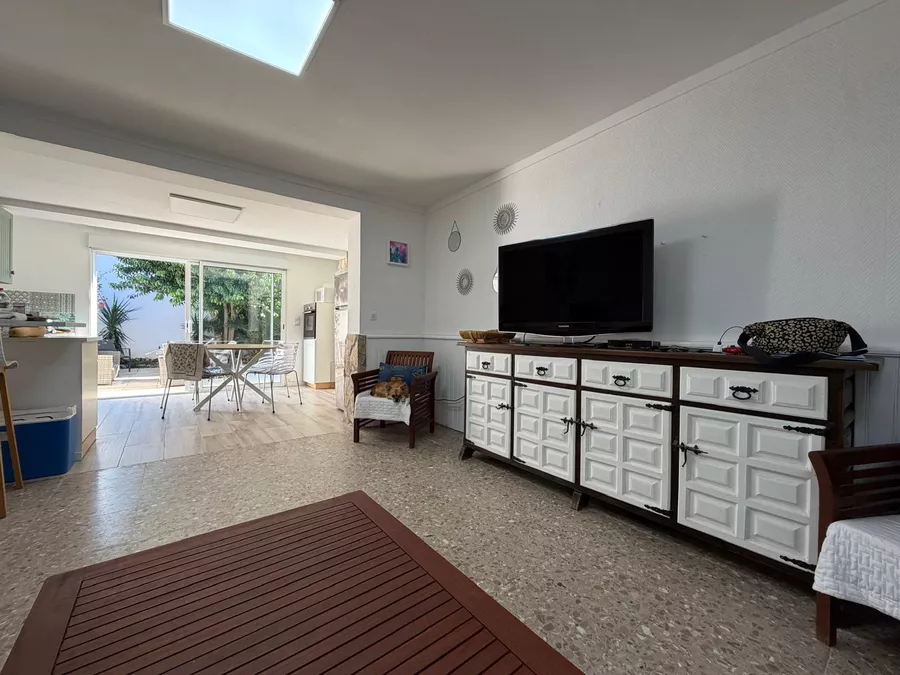 Preciós apartament en planta baixa a la zona residencial de Requesens, amb jardí de 100 m² i a prop de la platja.