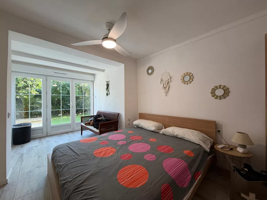 Preciós apartament en planta baixa a la zona residencial de Requesens, amb jardí de 100 m² i a prop de la platja.