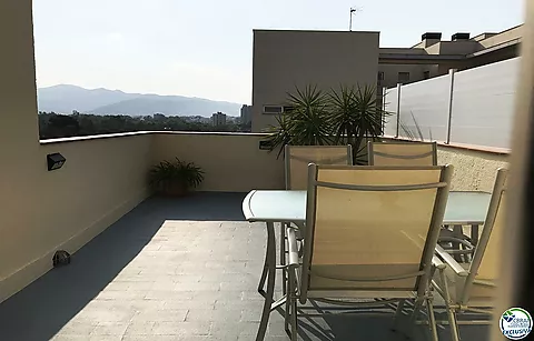 Apartamento reformado con amplia terraza y aparcamiento privado en Santa Margarita Roses