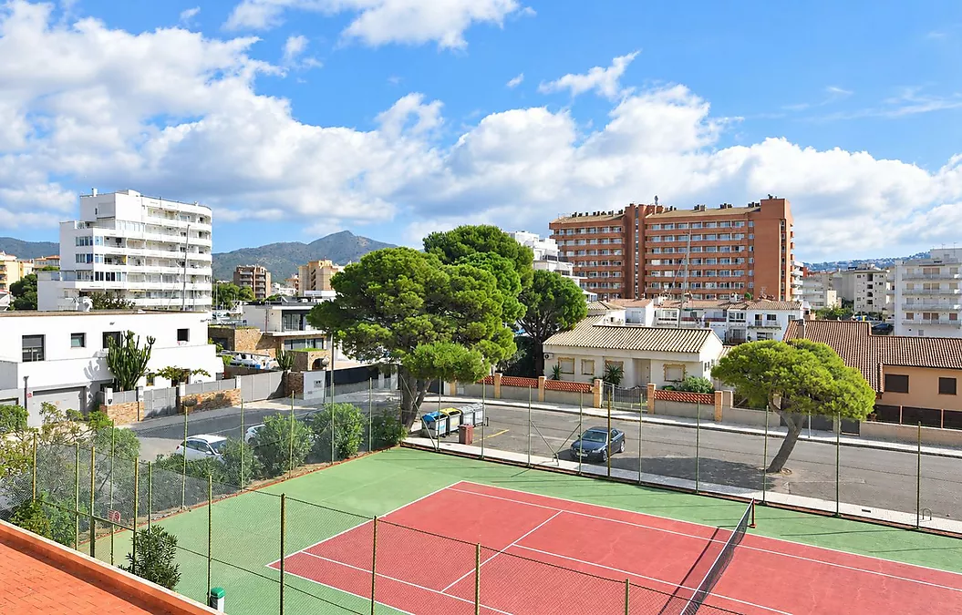 Lovely apartment in Roses with communal pools and open views
