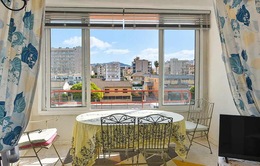 Lovely apartment in Roses with communal pools and open views