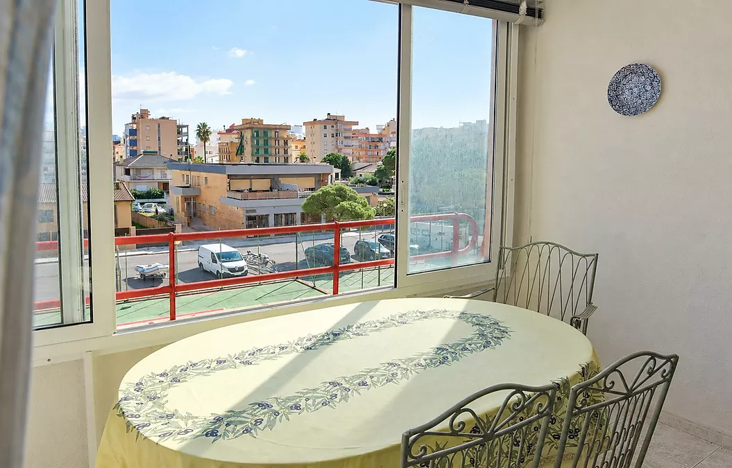 Lovely apartment in Roses with communal pools and open views