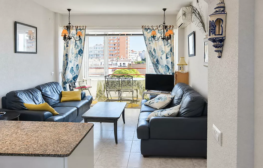 Lovely apartment in Roses with communal pools and open views