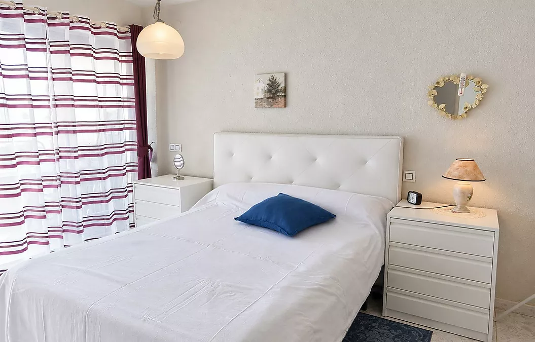 Lovely apartment in Roses with communal pools and open views