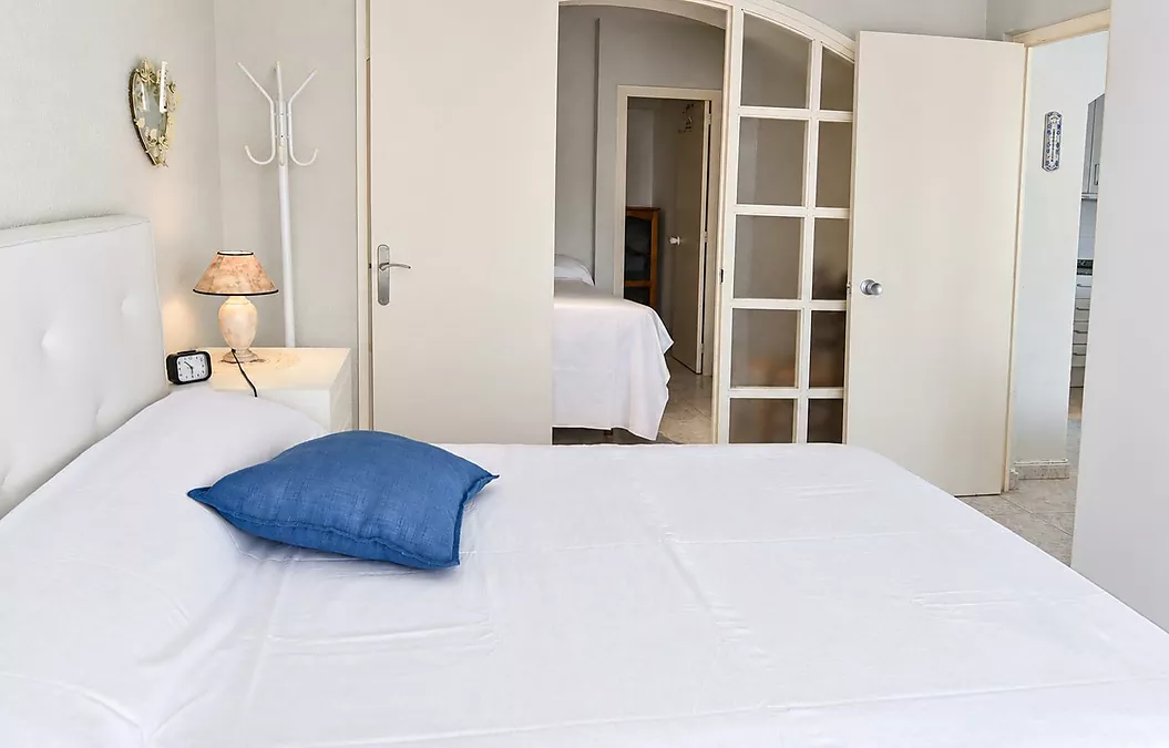 Lovely apartment in Roses with communal pools and open views