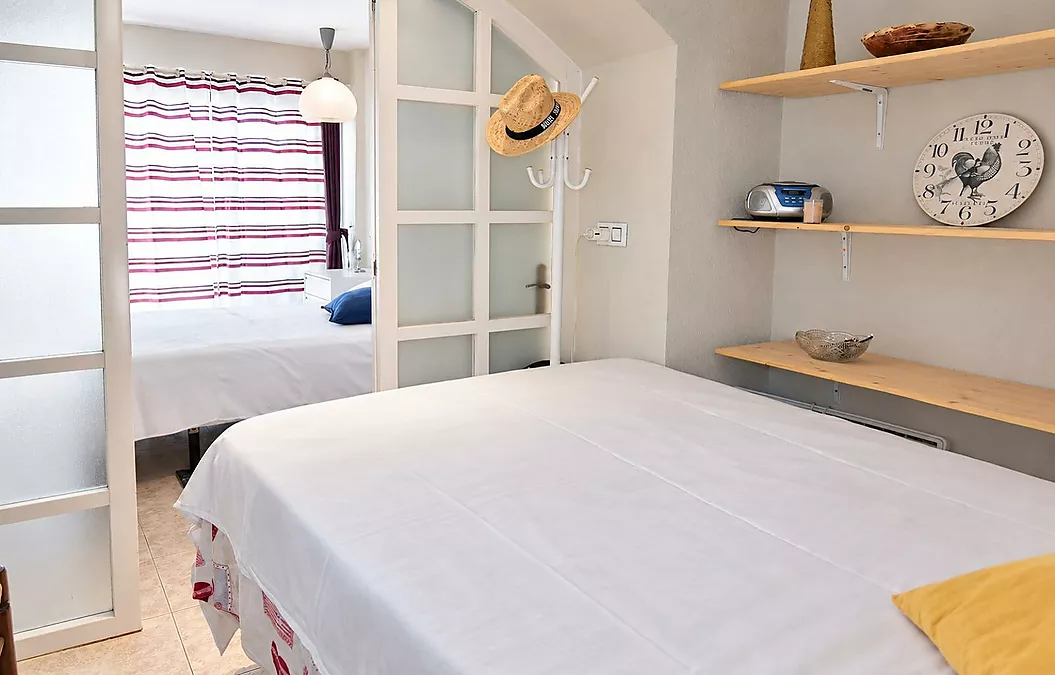 Lovely apartment in Roses with communal pools and open views