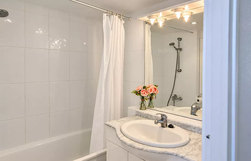 Lovely apartment in Roses with communal pools and open views