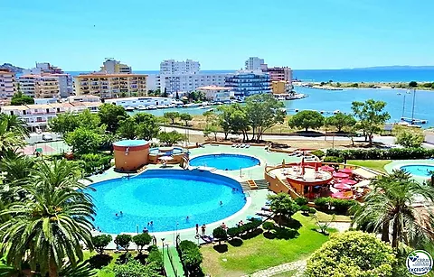 Bonito apartamento en Roses con piscinas comunitarias y vistas abiertas