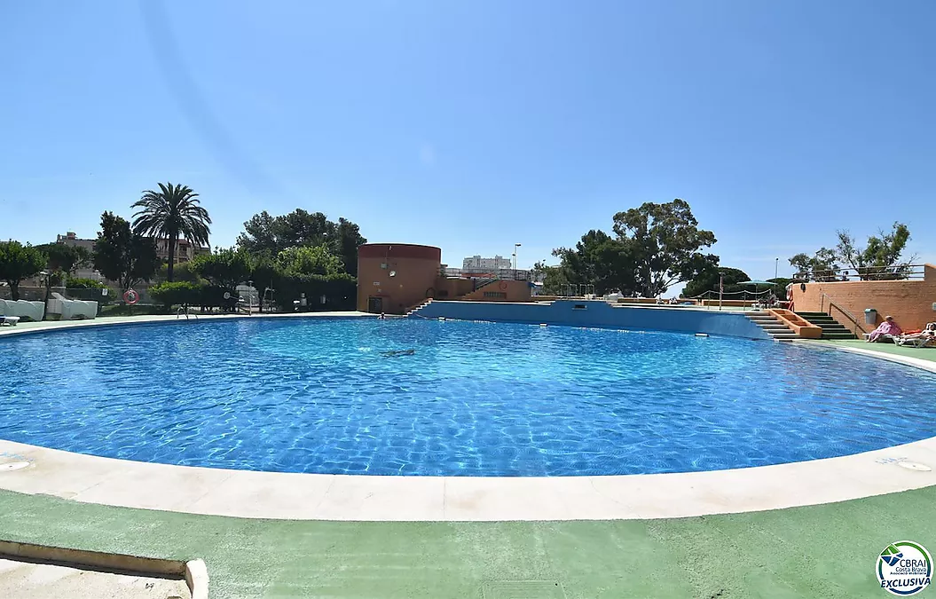 Lovely apartment in Roses with communal pools and open views