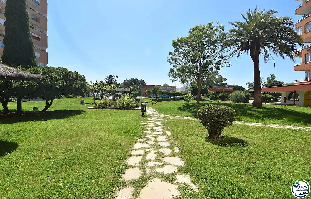 Lovely apartment in Roses with communal pools and open views