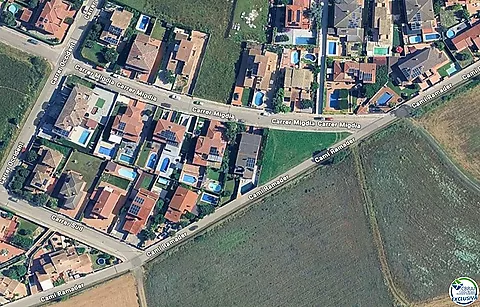 Terreny urbà edificable de 719 m² situat a Mas Pau