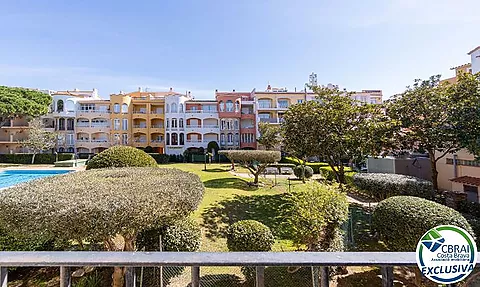 GRAN RESERVA Moderno apartamento reformado con piscinas y amplios jardines comunitarios