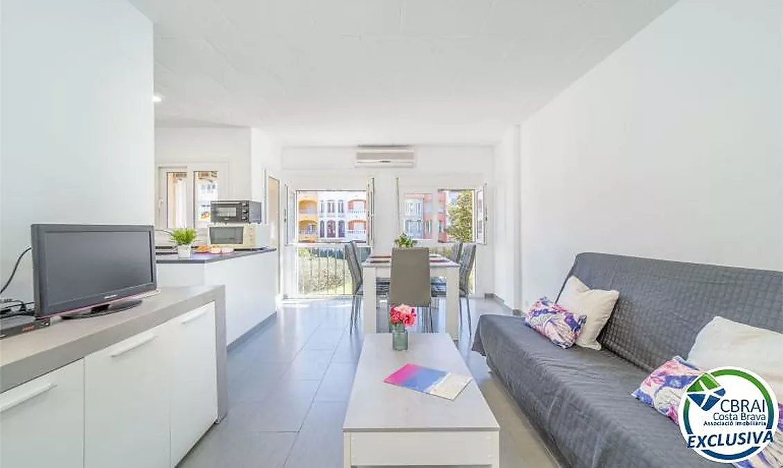GRAN RESERVA Modern renovated apartment with swimming pools and spacious communal gardens