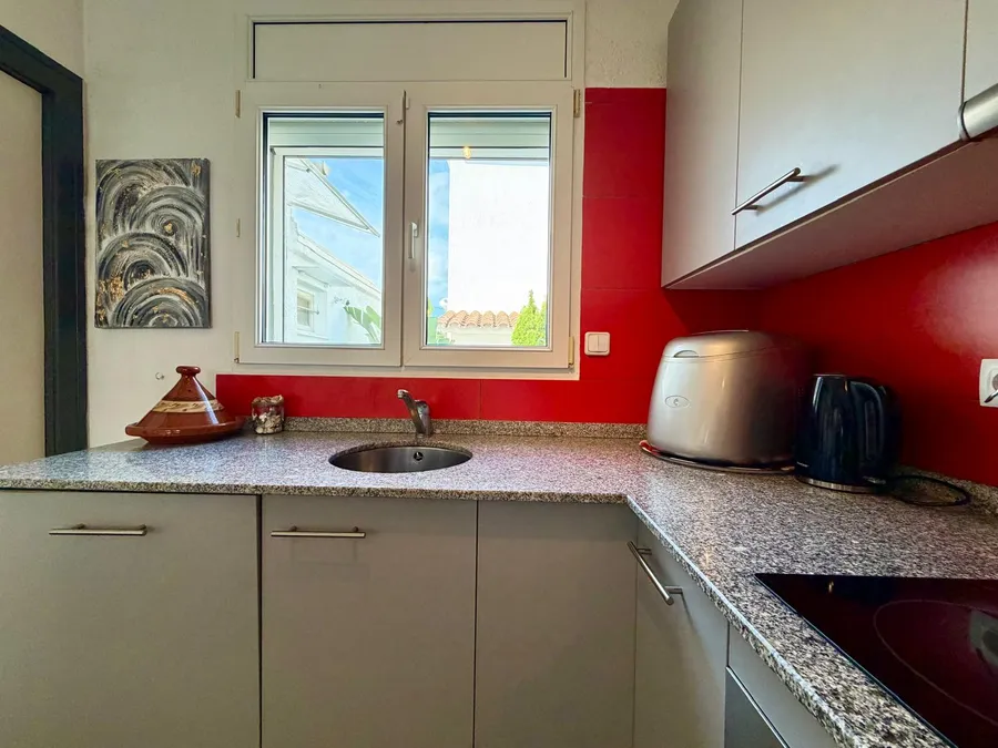 Wonderful holiday home with 4 bedrooms, 3 bathrooms and a beautiful outdoor area with a large pool.