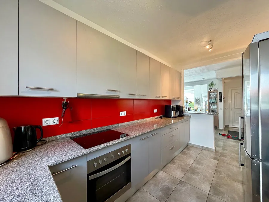 Wonderful holiday home with 4 bedrooms, 3 bathrooms and a beautiful outdoor area with a large pool.