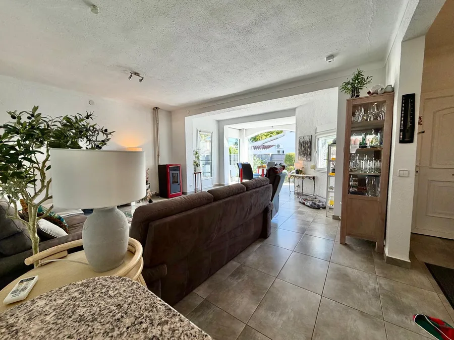 Wonderful holiday home with 4 bedrooms, 3 bathrooms and a beautiful outdoor area with a large pool.