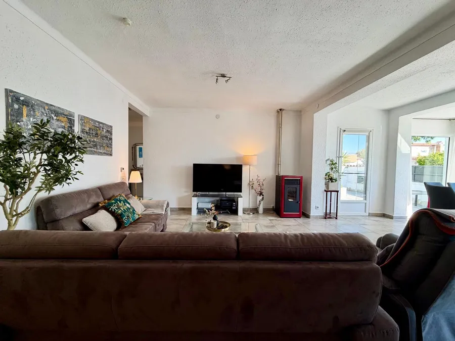 Wonderful holiday home with 4 bedrooms, 3 bathrooms and a beautiful outdoor area with a large pool.