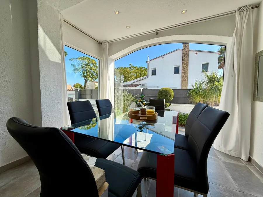 Wonderful holiday home with 4 bedrooms, 3 bathrooms and a beautiful outdoor area with a large pool.