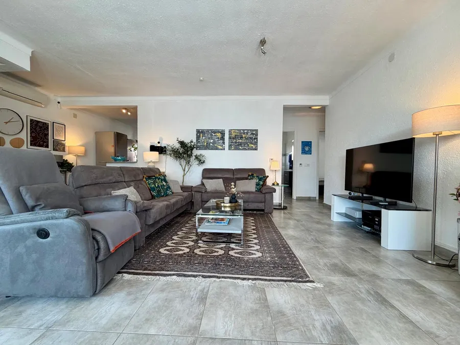 Wonderful holiday home with 4 bedrooms, 3 bathrooms and a beautiful outdoor area with a large pool.