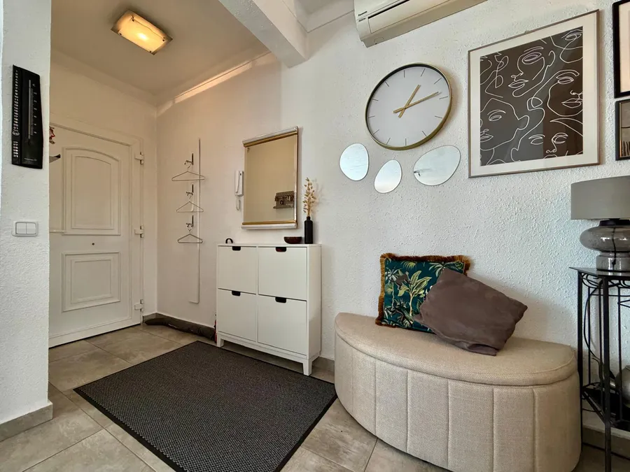 Wonderful holiday home with 4 bedrooms, 3 bathrooms and a beautiful outdoor area with a large pool.