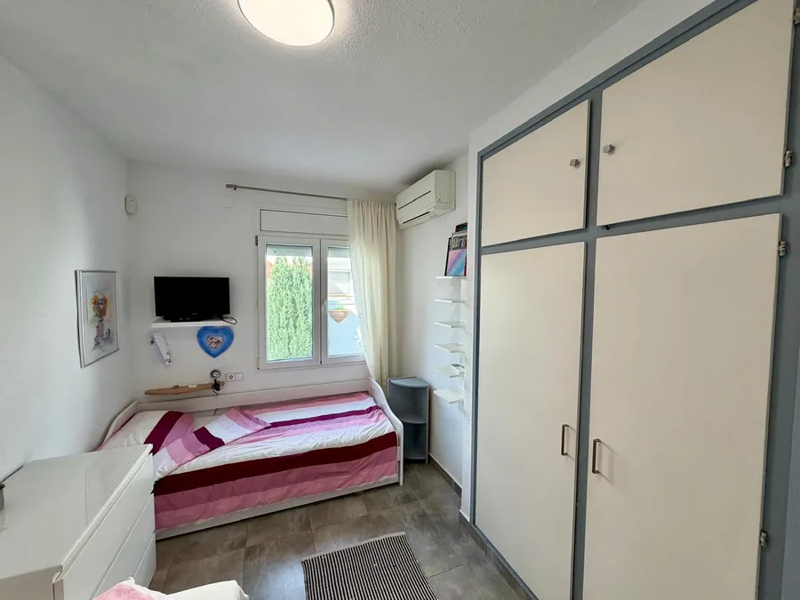 Wonderful holiday home with 4 bedrooms, 3 bathrooms and a beautiful outdoor area with a large pool.