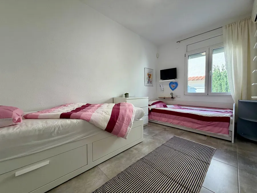 Wonderful holiday home with 4 bedrooms, 3 bathrooms and a beautiful outdoor area with a large pool.