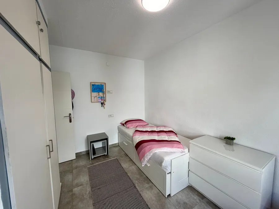 Wonderful holiday home with 4 bedrooms, 3 bathrooms and a beautiful outdoor area with a large pool.