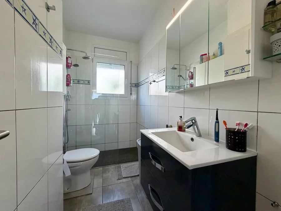 Wonderful holiday home with 4 bedrooms, 3 bathrooms and a beautiful outdoor area with a large pool.