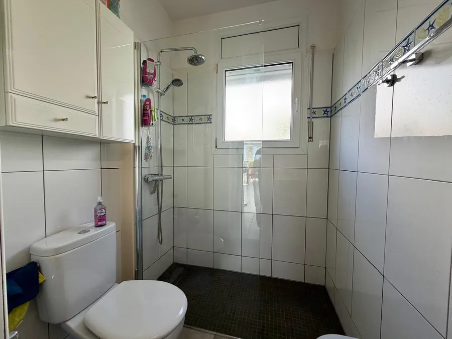 Wonderful holiday home with 4 bedrooms, 3 bathrooms and a beautiful outdoor area with a large pool.