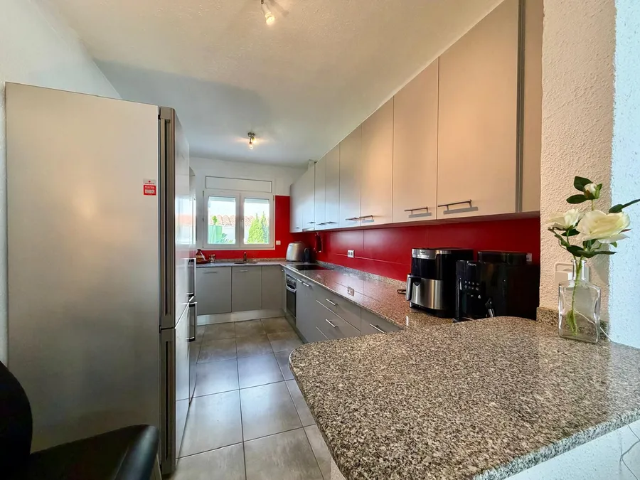 Wonderful holiday home with 4 bedrooms, 3 bathrooms and a beautiful outdoor area with a large pool.