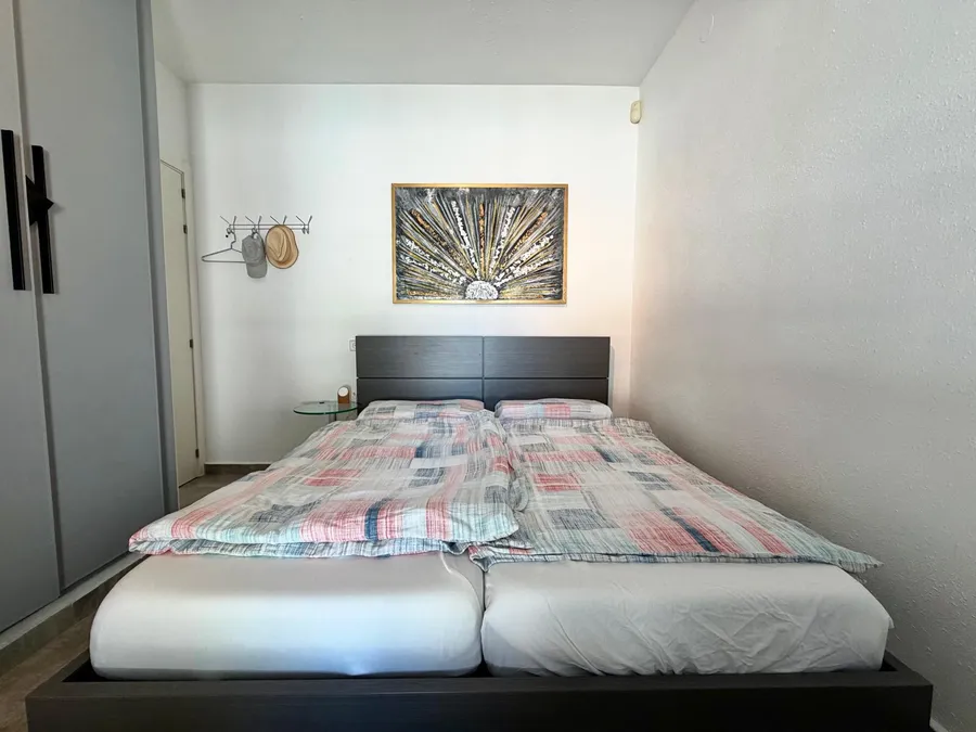 Wonderful holiday home with 4 bedrooms, 3 bathrooms and a beautiful outdoor area with a large pool.