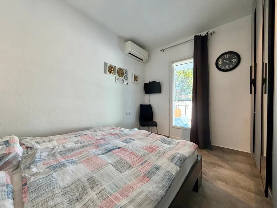 Wonderful holiday home with 4 bedrooms, 3 bathrooms and a beautiful outdoor area with a large pool.