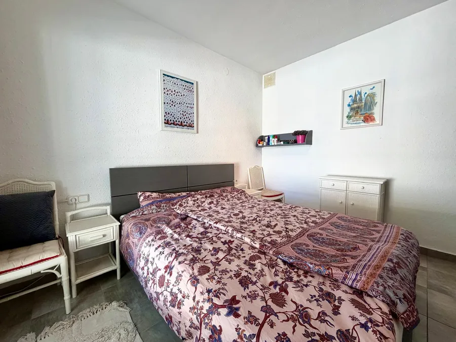 Wonderful holiday home with 4 bedrooms, 3 bathrooms and a beautiful outdoor area with a large pool.