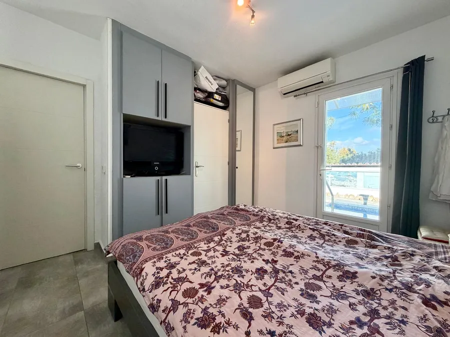 Wonderful holiday home with 4 bedrooms, 3 bathrooms and a beautiful outdoor area with a large pool.