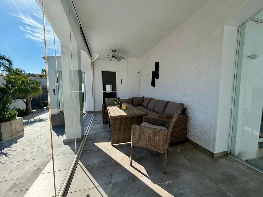 Wonderful holiday home with 4 bedrooms, 3 bathrooms and a beautiful outdoor area with a large pool.