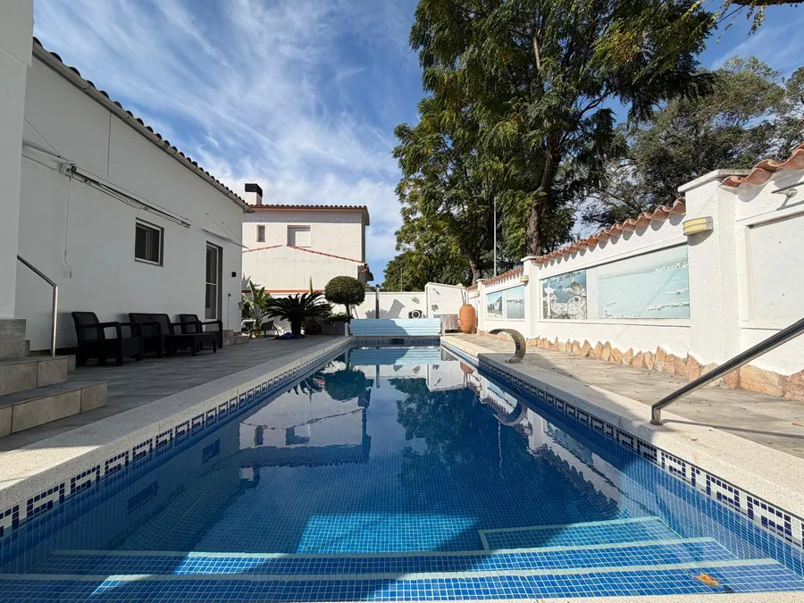 Wonderful holiday home with 4 bedrooms, 3 bathrooms and a beautiful outdoor area with a large pool.