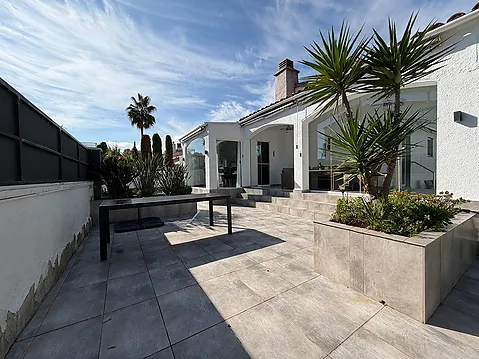 Wonderful holiday home with 4 bedrooms, 3 bathrooms and a beautiful outdoor area with a large pool.