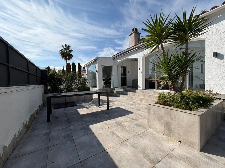 Wonderful holiday home with 4 bedrooms, 3 bathrooms and a beautiful outdoor area with a large pool.