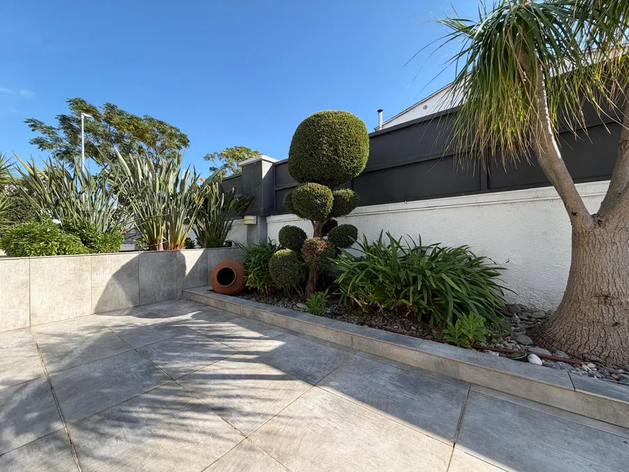 Wonderful holiday home with 4 bedrooms, 3 bathrooms and a beautiful outdoor area with a large pool.