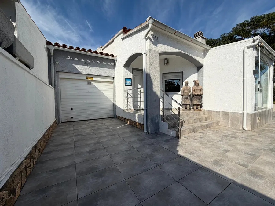 Wonderful holiday home with 4 bedrooms, 3 bathrooms and a beautiful outdoor area with a large pool.