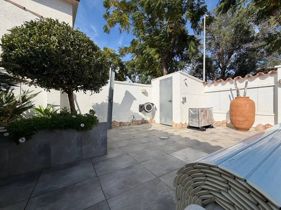 Wonderful holiday home with 4 bedrooms, 3 bathrooms and a beautiful outdoor area with a large pool.