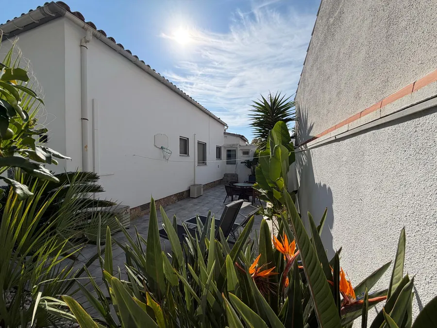 Wonderful holiday home with 4 bedrooms, 3 bathrooms and a beautiful outdoor area with a large pool.