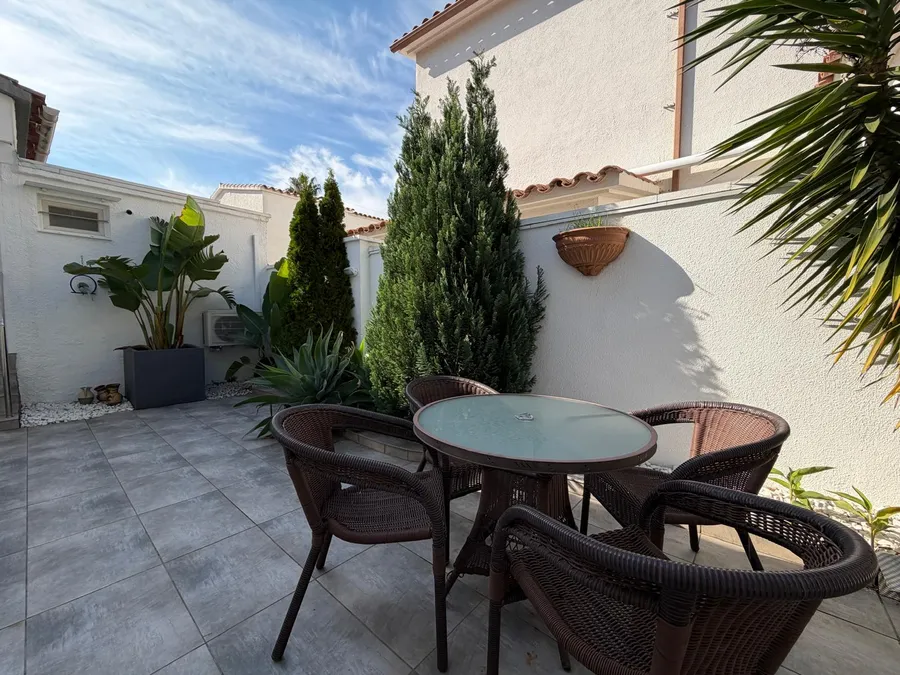 Wonderful holiday home with 4 bedrooms, 3 bathrooms and a beautiful outdoor area with a large pool.