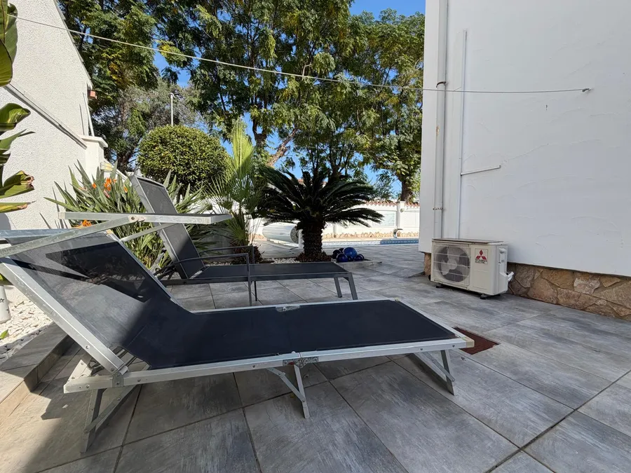 Wonderful holiday home with 4 bedrooms, 3 bathrooms and a beautiful outdoor area with a large pool.
