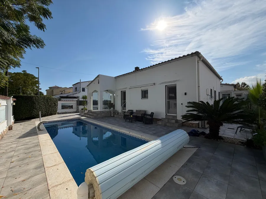 Wonderful holiday home with 4 bedrooms, 3 bathrooms and a beautiful outdoor area with a large pool.
