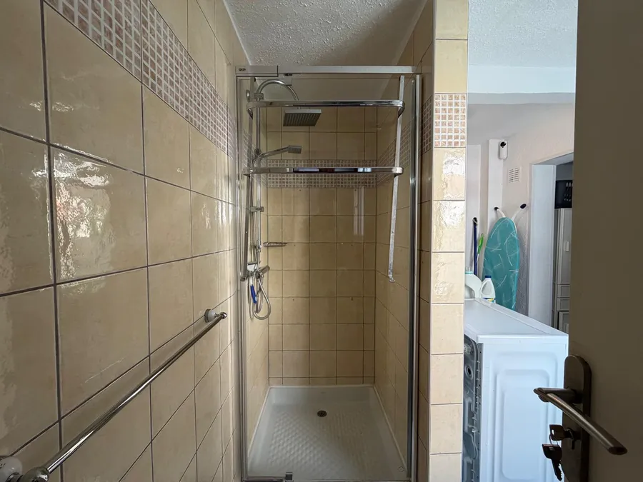 Wonderful holiday home with 4 bedrooms, 3 bathrooms and a beautiful outdoor area with a large pool.