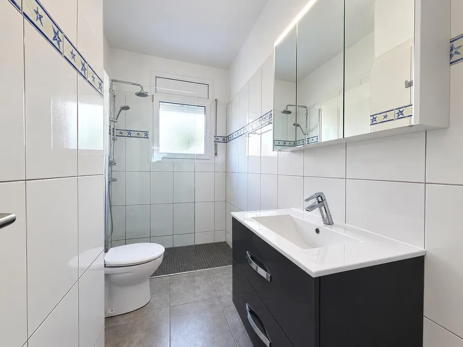 Wonderful holiday home with 4 bedrooms, 3 bathrooms and a beautiful outdoor area with a large pool.